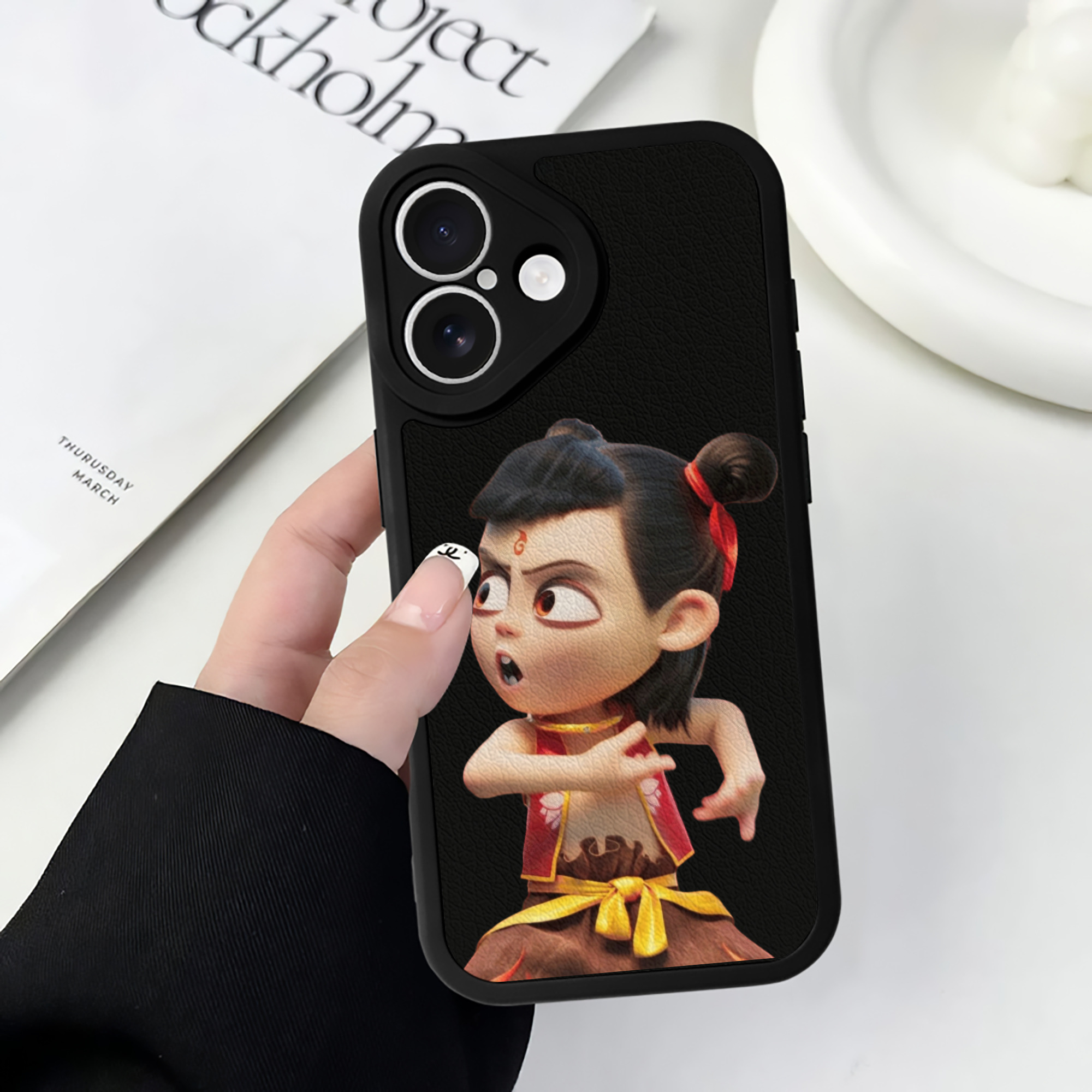 （画像用） Ne Zha 2 ナタ 魔童の大暴れ 【iPhone 16シリーズ対応】シリコンスマホケース（レザー調） 材質：シリコン